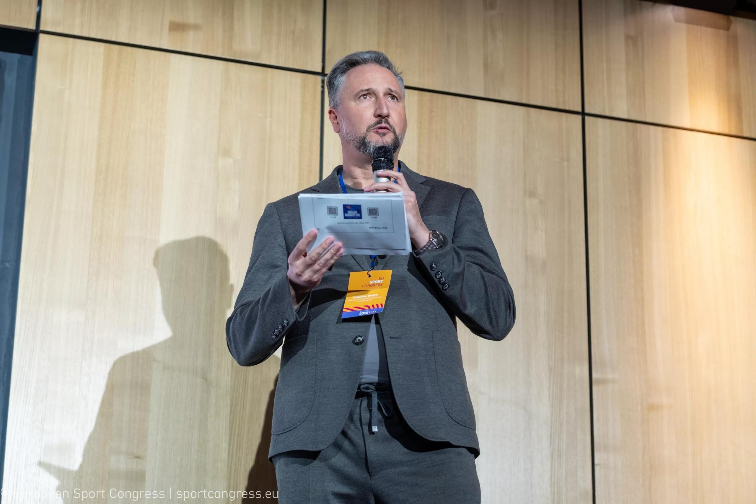 Sebastian Bauer während seines Vortrags zum Erasmus+-Projekt „Quo Vadis – Youth Work and Sport in Europe“ beim European Sport Congress 2025 in Lille.